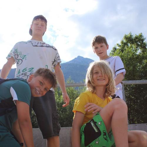 5 Kinder lächeln in die Kamera 
