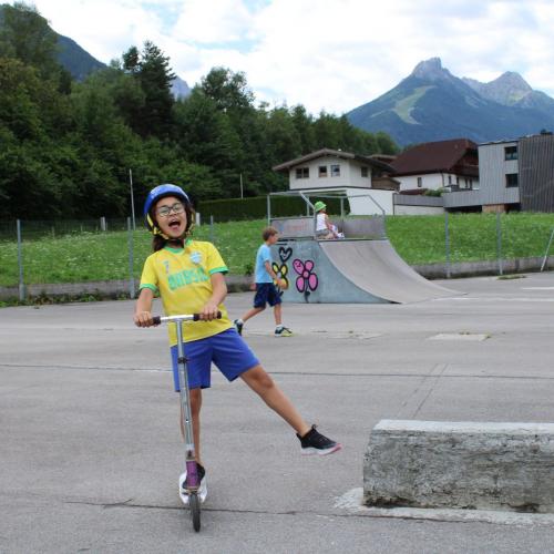 ein Mädchen fährt Roller 