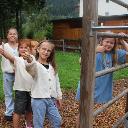 4 Mädchen auf dem Spielplatz