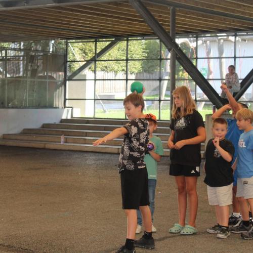 Kinder beim Werfen 