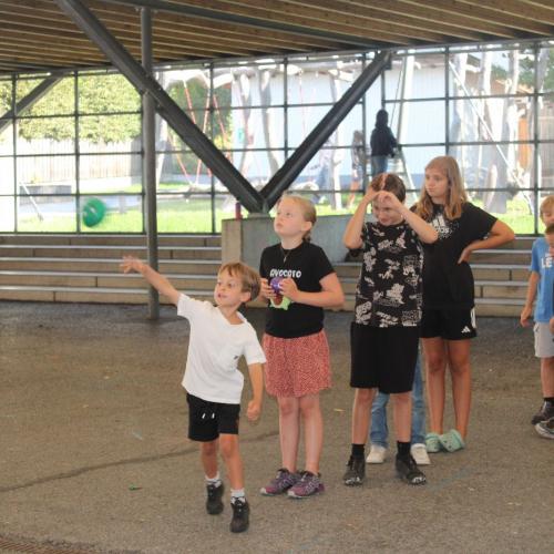 Junge beim Werfen 