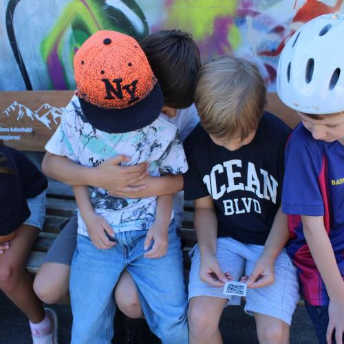Kinder finden einen QR Code 