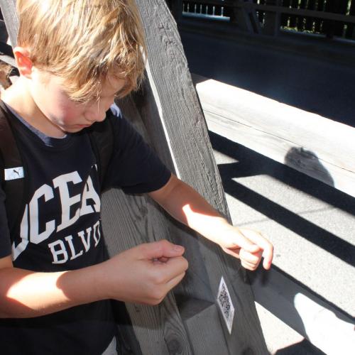 Kinder finden einen QR Code 