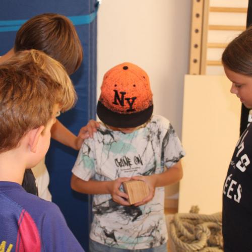 Kinder finden eine Schatzkiste 