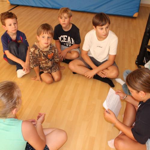 Kinder sitzen im Kreis 