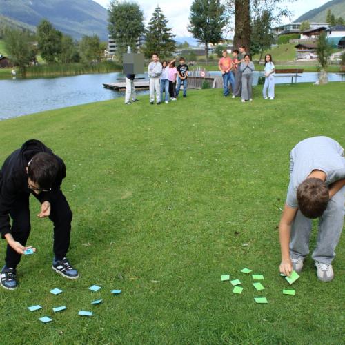 Buben machen einen Staffellauf