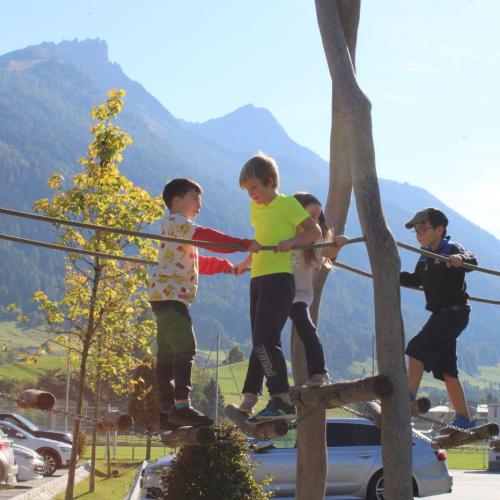 Buben Klettern am Spielplatz