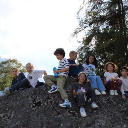 Kinder sitzen auf einem Fels