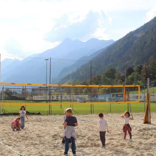 Kinder spielen Volleyball
