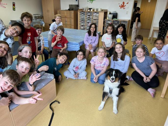 Kinder mit Therapiehund Ally