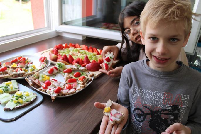 zwei Kinder zeigen ihre Osterjause