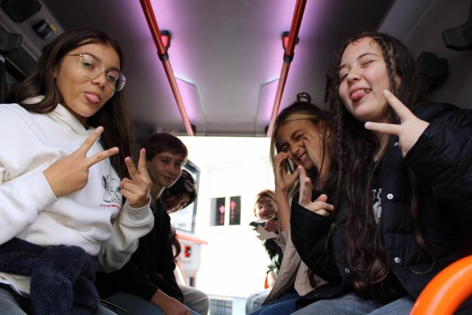 Kinder sitzen im Feuerwehrauto