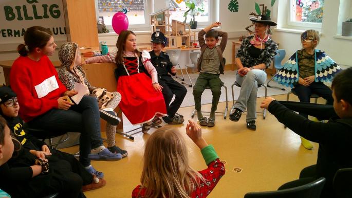 Gruppe spielt ein Spiel