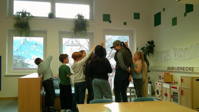 Kinder stellen einer Jägerin fragen 