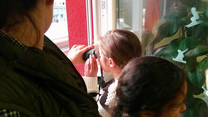 Kind schaut durch ein Fernglas