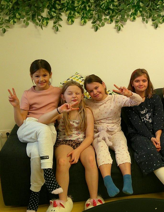 kinder mit pyjama auf der couch