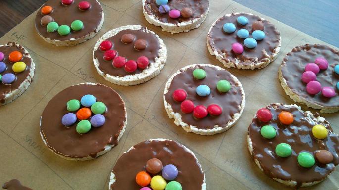 Reiswaffeln mit Smarties verziert