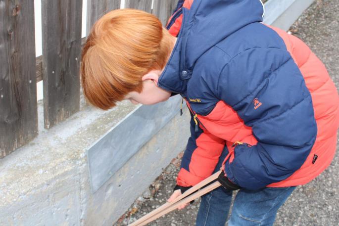 Kind beim Müllsammeln