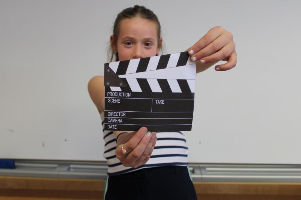 Mädchen mit Klappe in der Hand