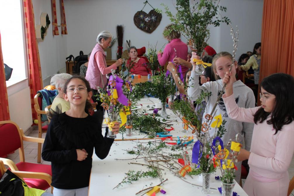 Senioren und Kinder beim Strauß-Binden 