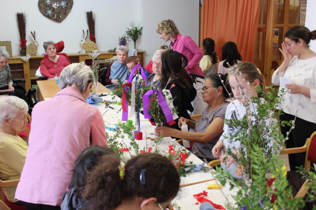 Kinder und Senioren beim Schneiden und Binden