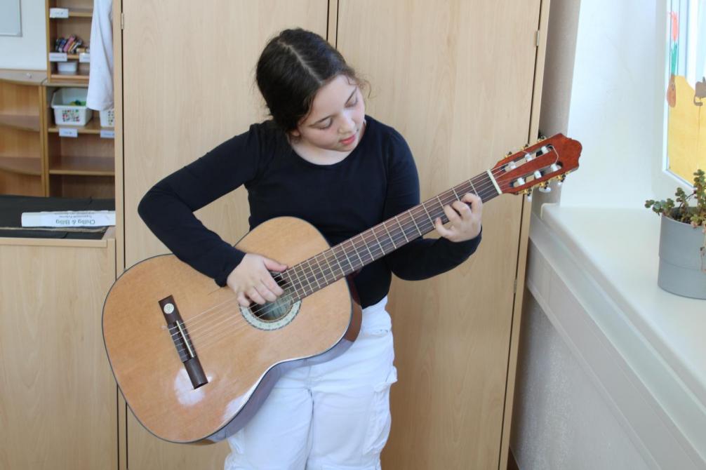 Kind mit Gitarre
