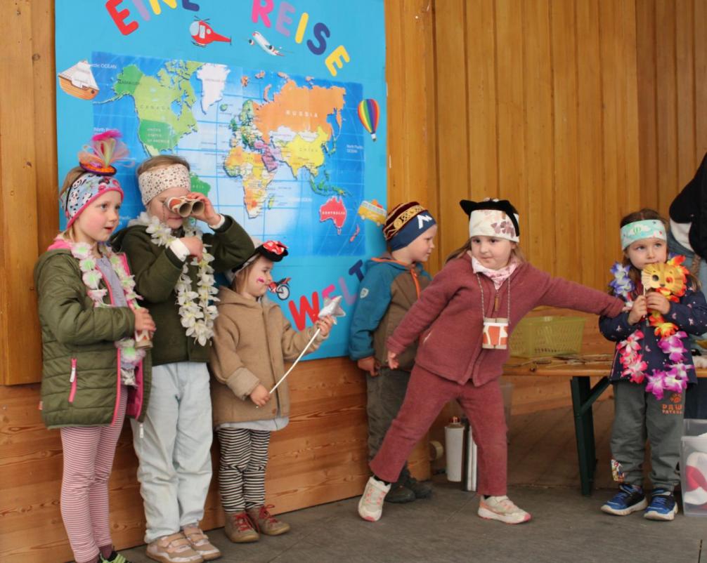 6 Kinder vor einem Foto-Hintergrund 