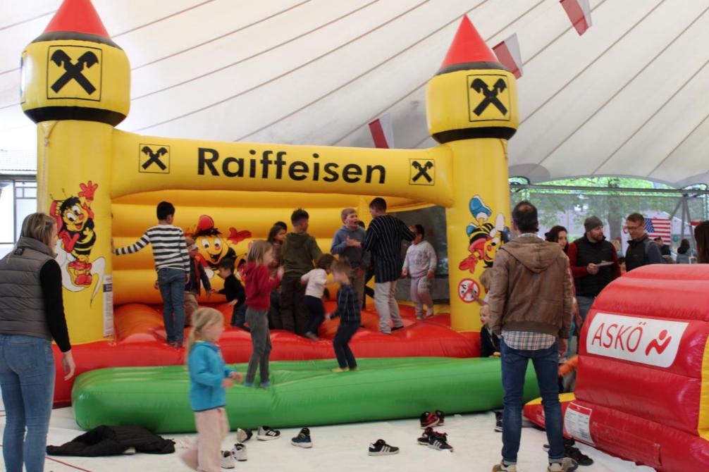 Hüpfburg und viele hüpfende Kinder 