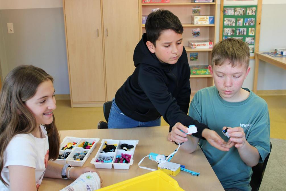 Kinder beim LEGO bauen 