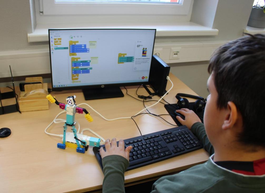 Kind beim Programmieren am Computer 