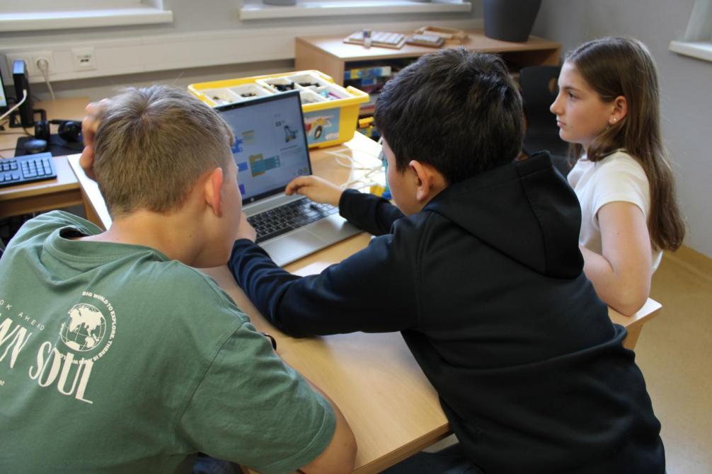Kinder beim Programmieren