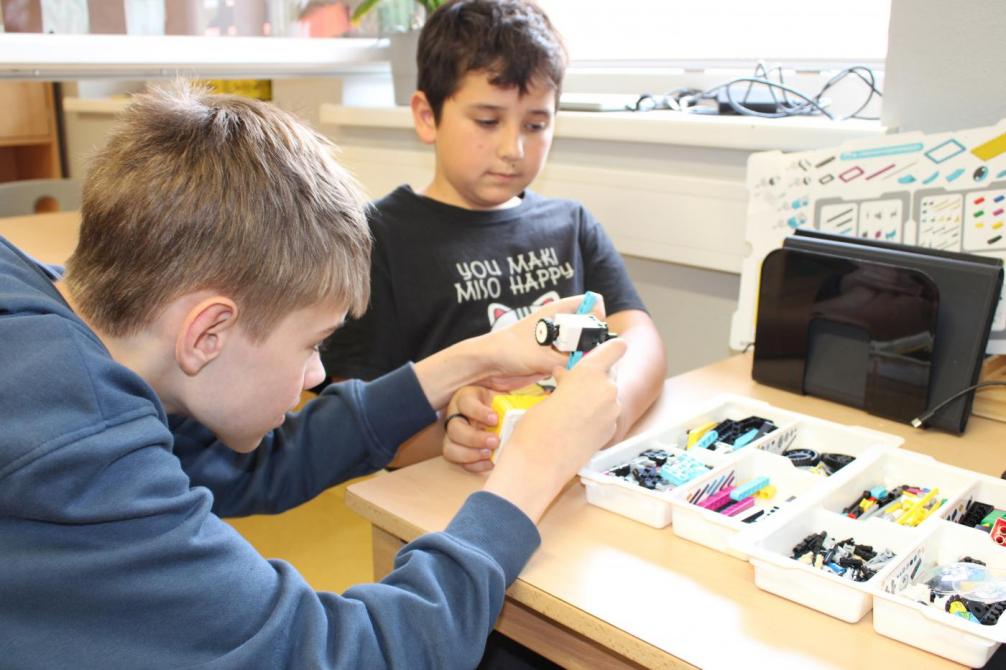 Kinder beim LEGO bauen 