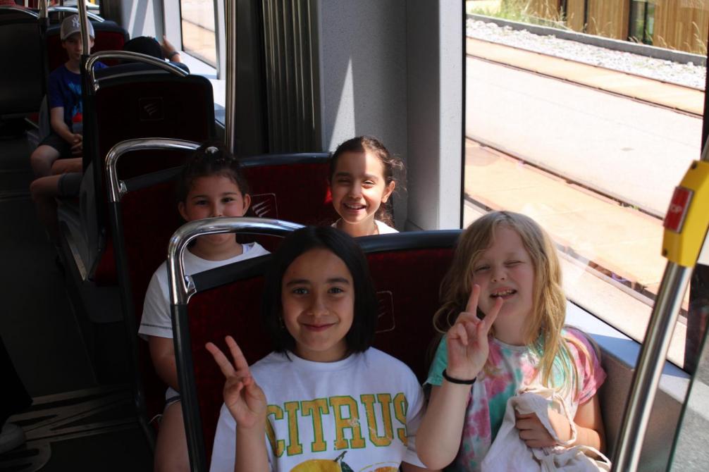 Kinder in Tram