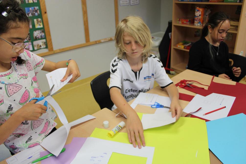 Kinder beim Basteln 