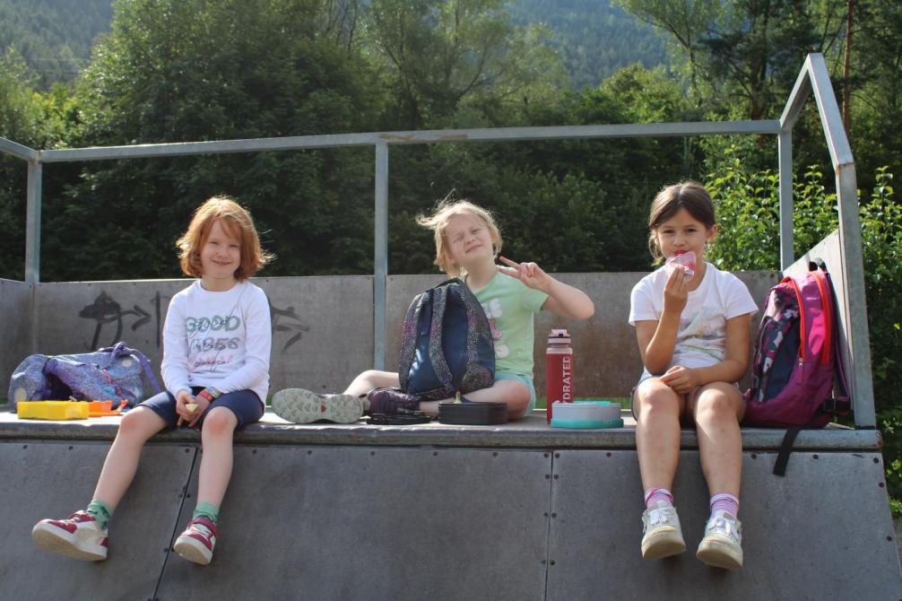 3 Mädchen sitzen auf einer Sprungschanze