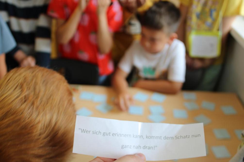 Kinder beim Memory lösen mit einer Schrift 