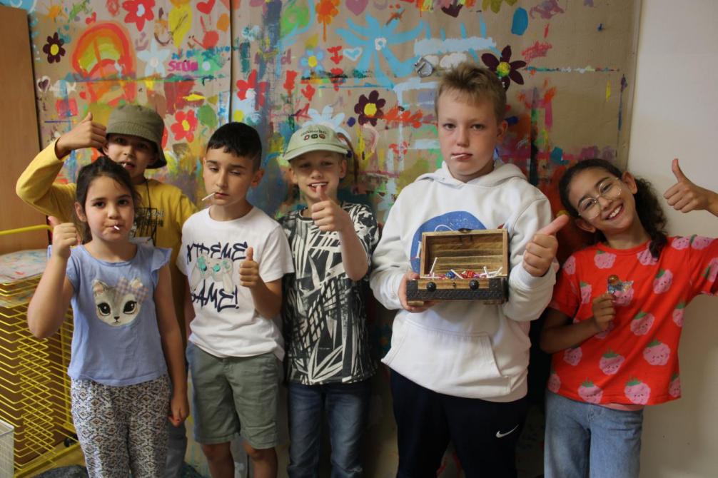6 Kinder mit dem Schatz 