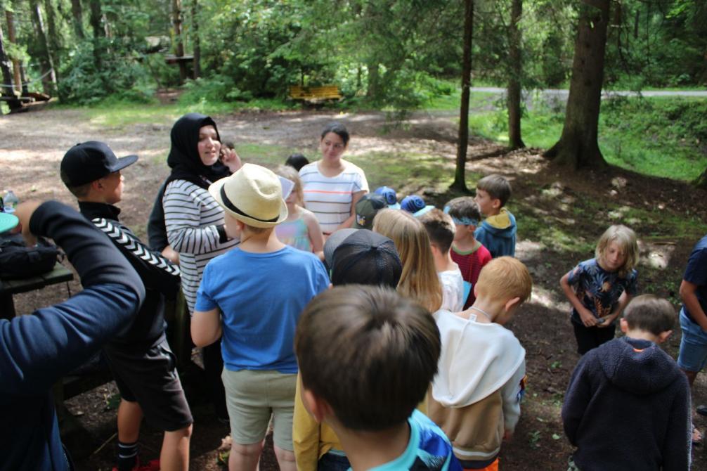 Kinder und Betreuerinnen im Wald 