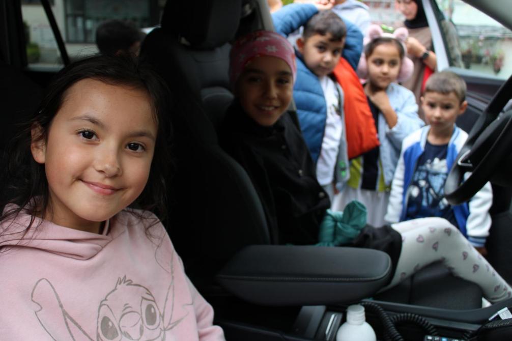 Kinder im Polizeiauto