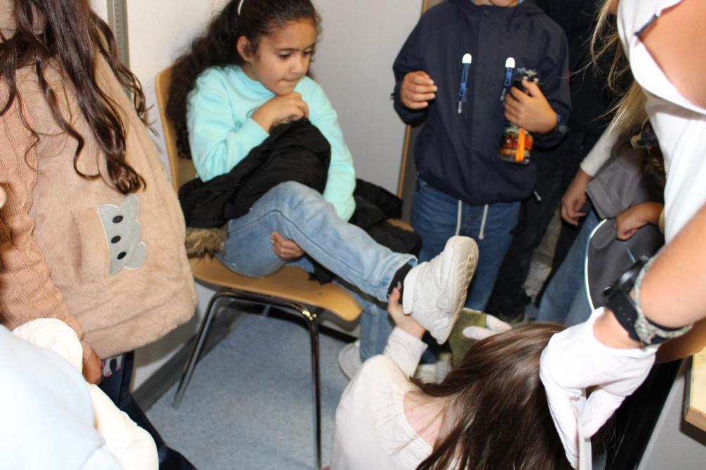 Kind mit Fuß oben für Fußabdruck