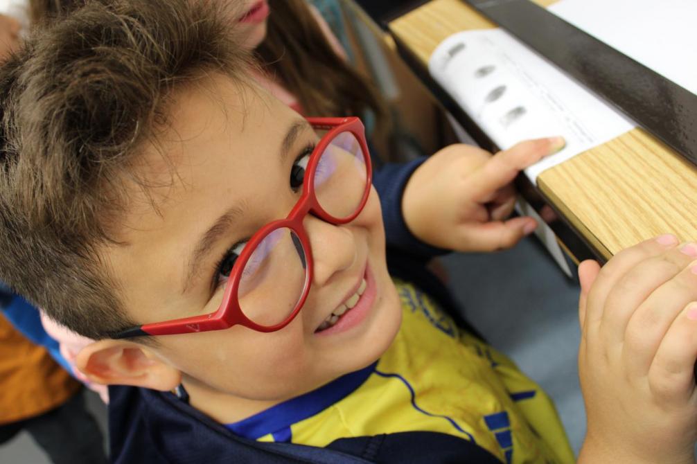 Kind, das Fingerabdruck macht