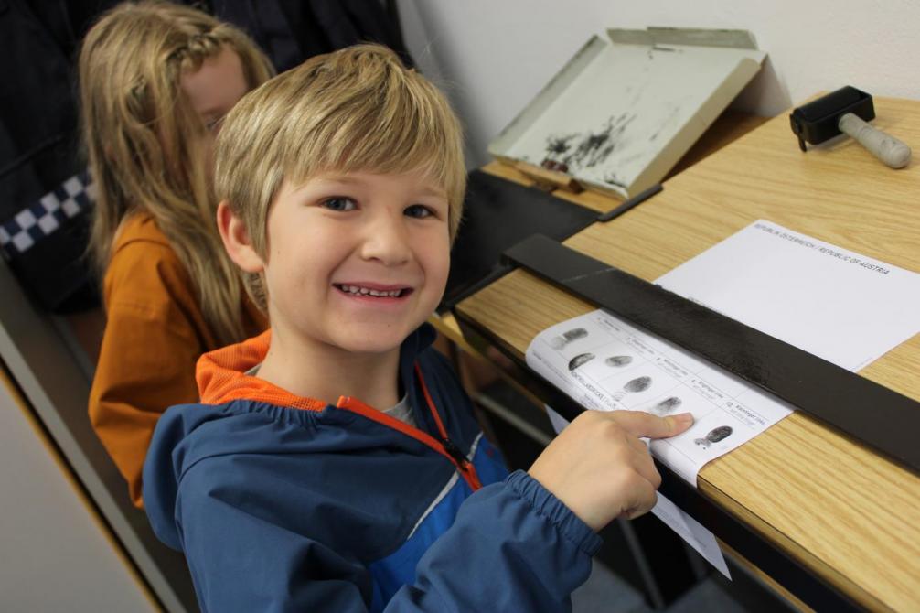 Kind, das Fingerabdruck macht