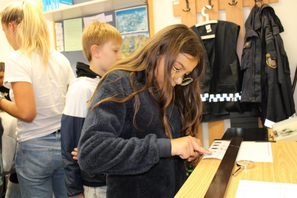 Kind mit Fingerabdruck