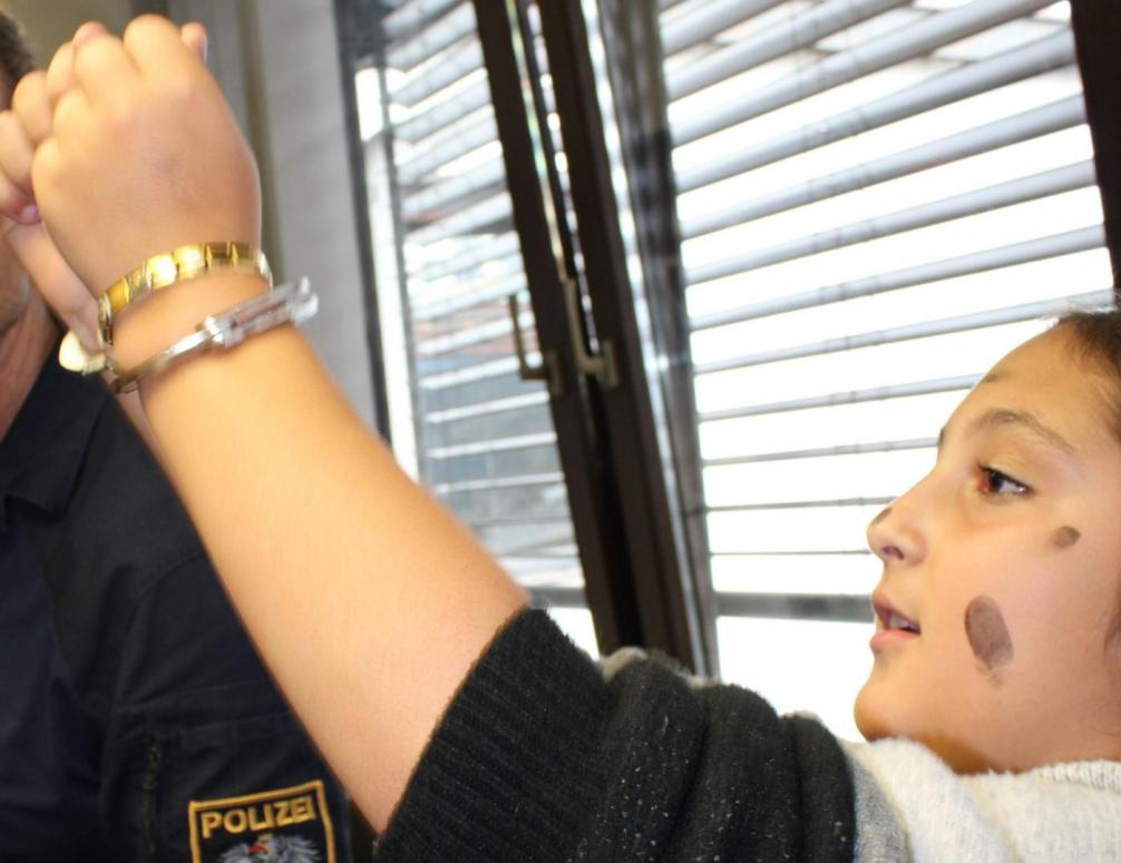 Kind mit Handschellen