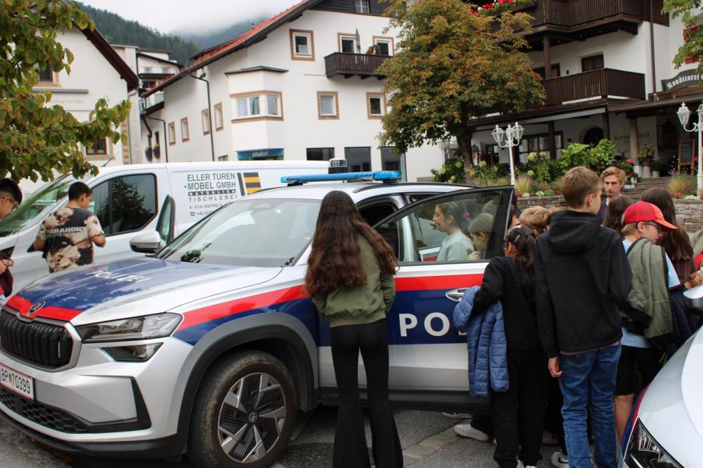 Kinder beim Polizeiauto