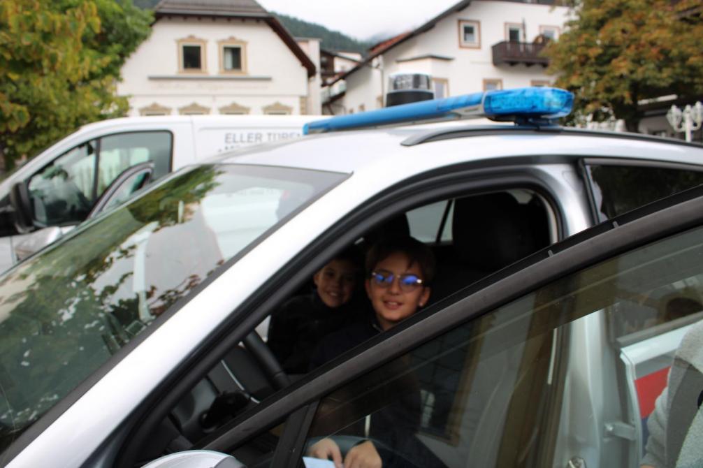 Kinder in Polizeiauto
