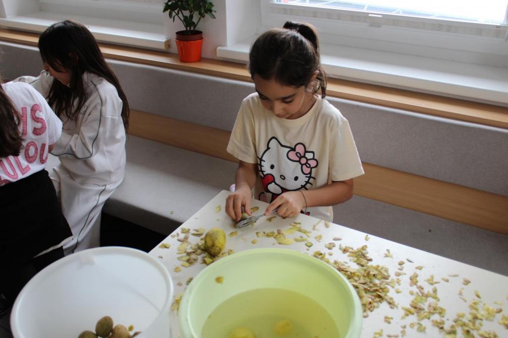 Mädchen schält eine Kartoffel 