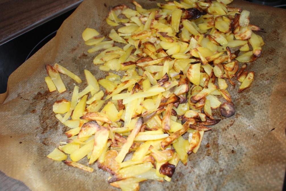 selbstgemachte Pommes auf dem Blech 