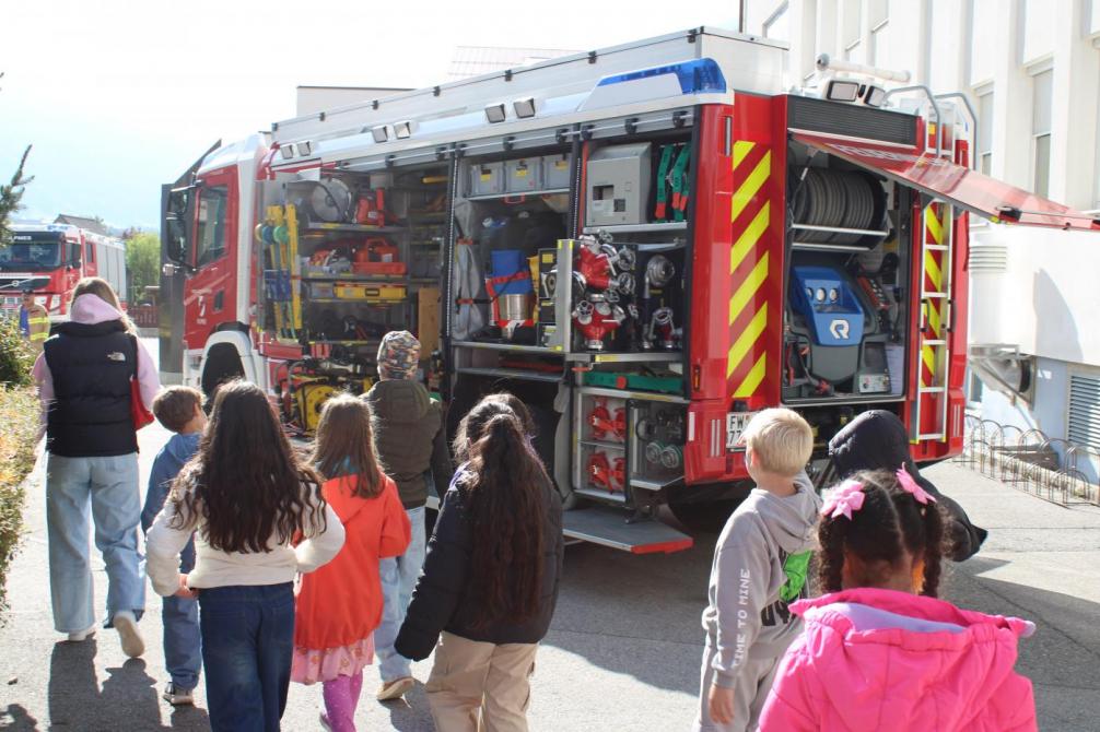 Kinder gehen auf die Feuerwehr Autos zu