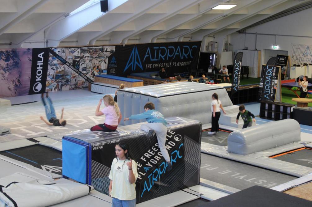 Bild vom Freizeitpark Airparc mit den Kindern beim Hüpfen